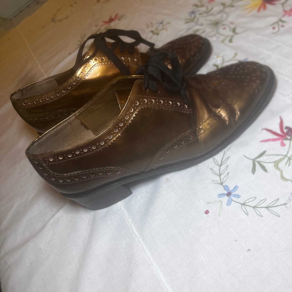 Vintage Stuart Weitzman Gold oxfords with Classic Design Size 5
